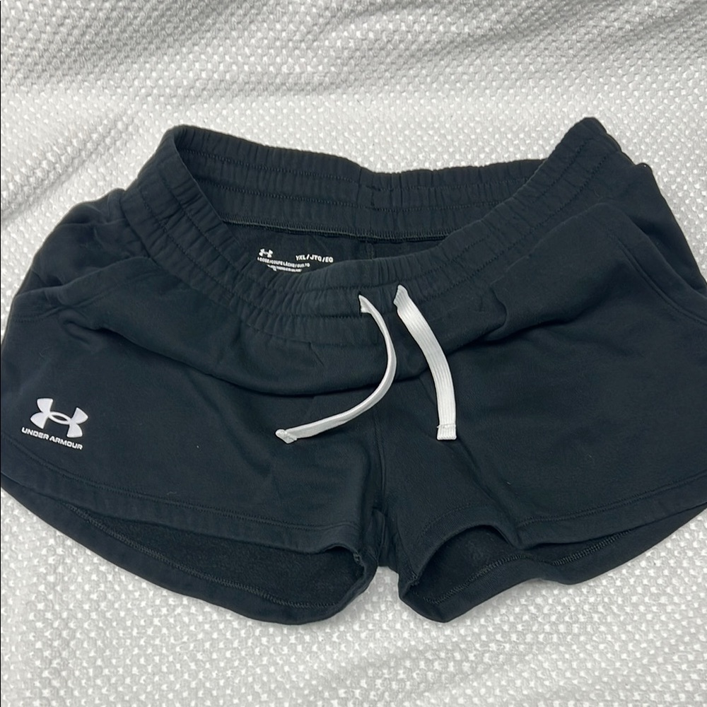 Under Armour girl’s Black Shorts YXL